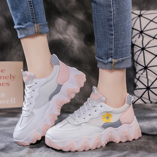 Alkalmi női tornacipő durva talppal, virágos hímzéssel