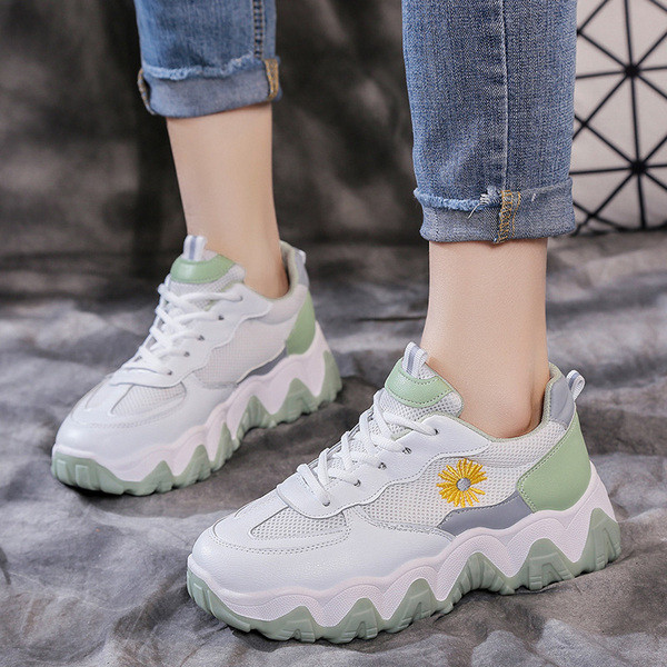 Alkalmi női tornacipő durva talppal, virágos hímzéssel