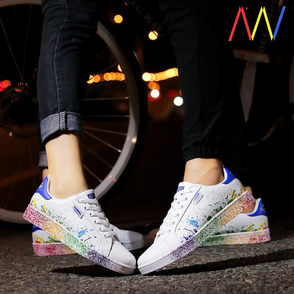 Fehér tornacipő irizáló színekkel, férfiak és nők számára