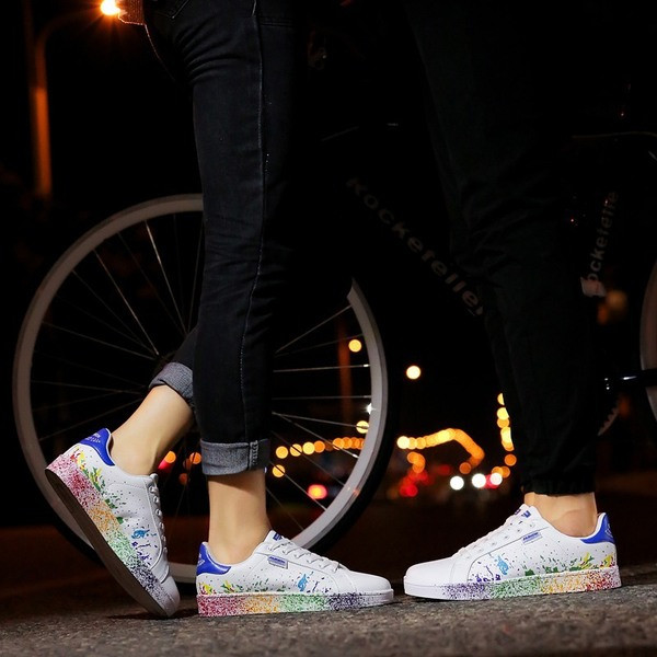 Fehér tornacipő irizáló színekkel, férfiak és nők számára