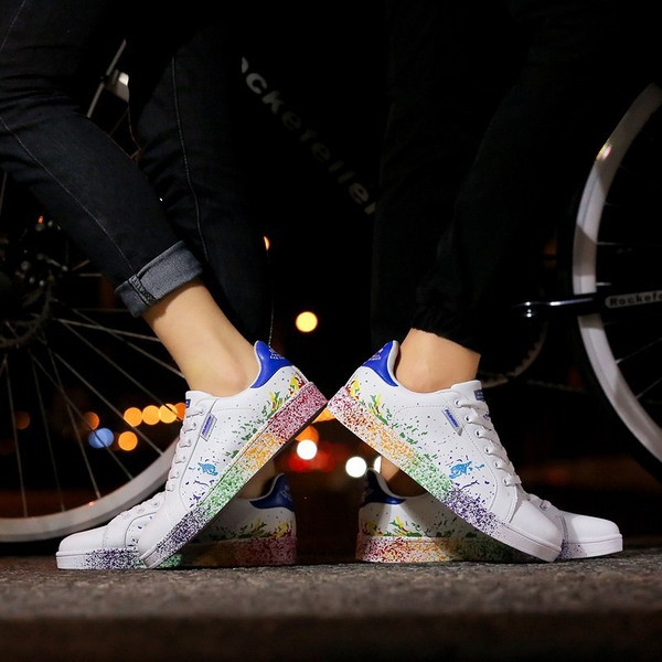 Fehér tornacipő irizáló színekkel, férfiak és nők számára