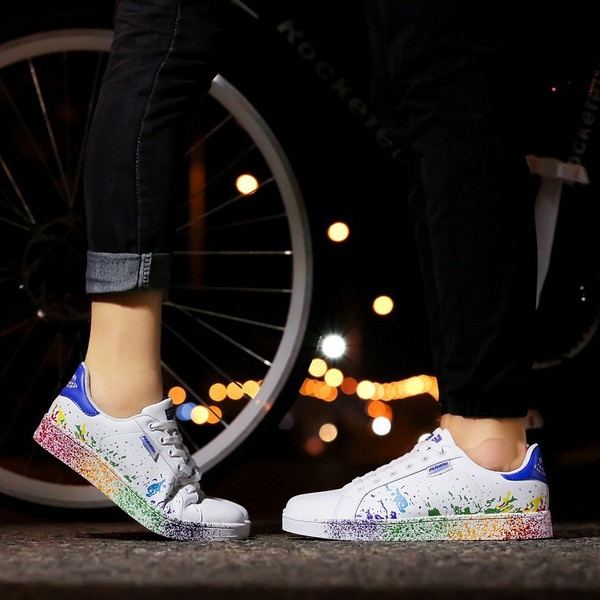 Fehér tornacipő irizáló színekkel, férfiak és nők számára