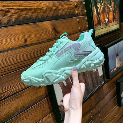 Modern női tornacipő durva talppal, fényvisszaverő elemekkel