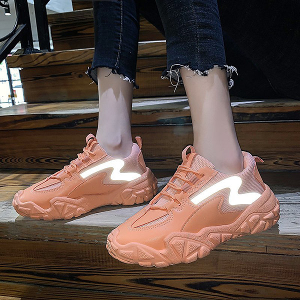 Modern női tornacipő durva talppal, fényvisszaverő elemekkel