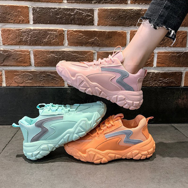 Modern női tornacipő durva talppal, fényvisszaverő elemekkel