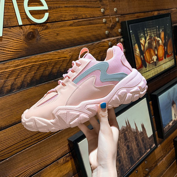 Modern női tornacipő durva talppal, fényvisszaverő elemekkel