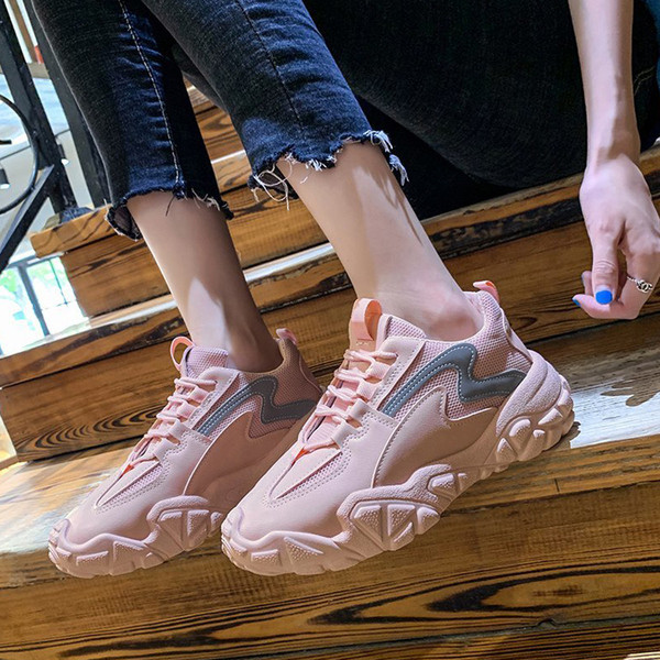 Modern női tornacipő durva talppal, fényvisszaverő elemekkel