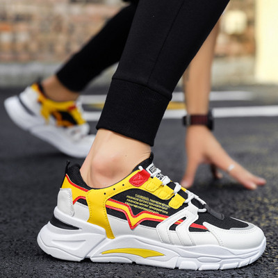 Moderne muške tenisice s vezicama i grubim potplatom