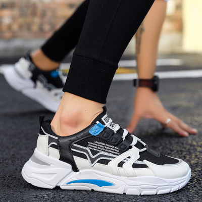 Moderne muške tenisice s vezicama i grubim potplatom