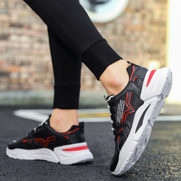 Moderne muške tenisice s vezicama i grubim potplatom