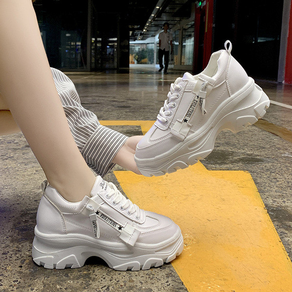 Modern női tornacipő magas talppal és feliratokkal