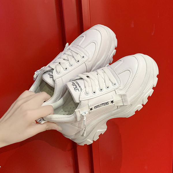 Modern női tornacipő magas talppal és feliratokkal