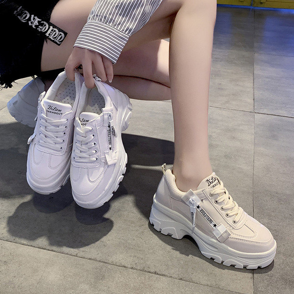 Modern női tornacipő magas talppal és feliratokkal