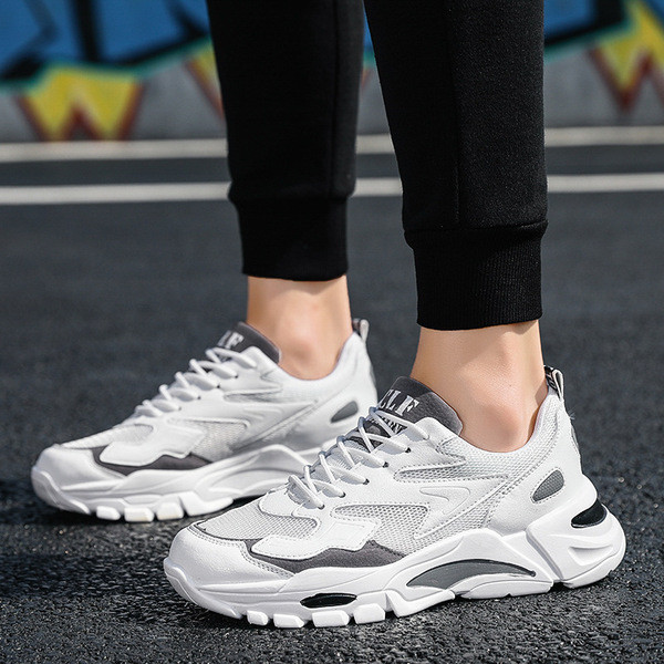 Modern férfi tornacipő durva talppal