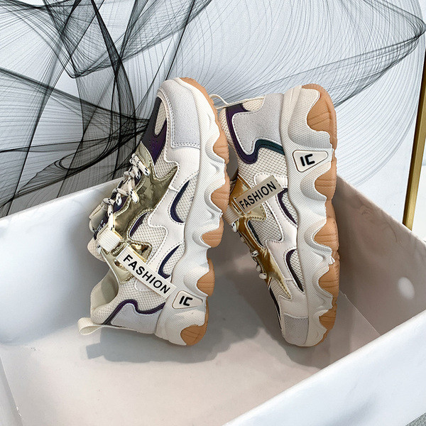 Aktualne ženske tenisice sa grubim đonom i natpisom