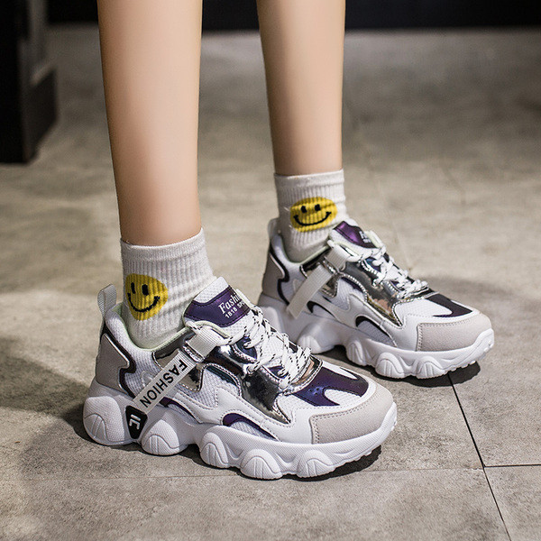 Aktualne ženske tenisice sa grubim đonom i natpisom