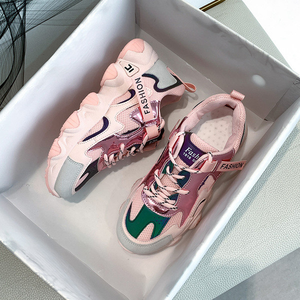 Aktualne ženske tenisice sa grubim đonom i natpisom