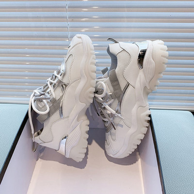 Kényelmes női tornacipő fűzővel és durva talppal