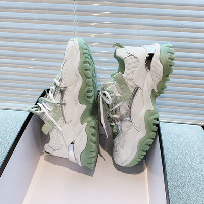 Kényelmes női tornacipő fűzővel és durva talppal