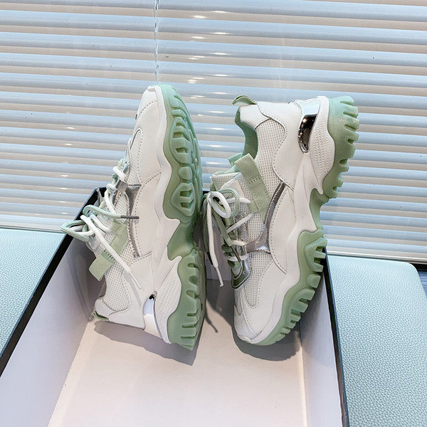 Kényelmes női tornacipő fűzővel és durva talppal