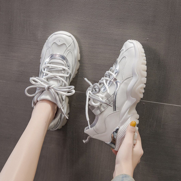 Kényelmes női tornacipő fűzővel és durva talppal