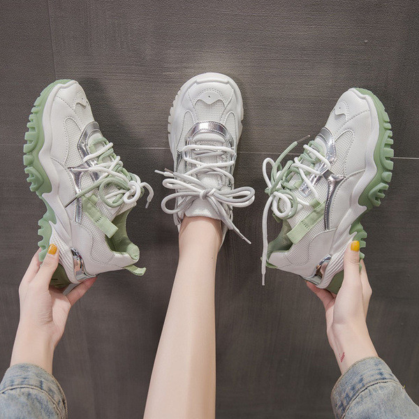 Kényelmes női tornacipő fűzővel és durva talppal