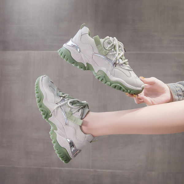 Kényelmes női tornacipő fűzővel és durva talppal