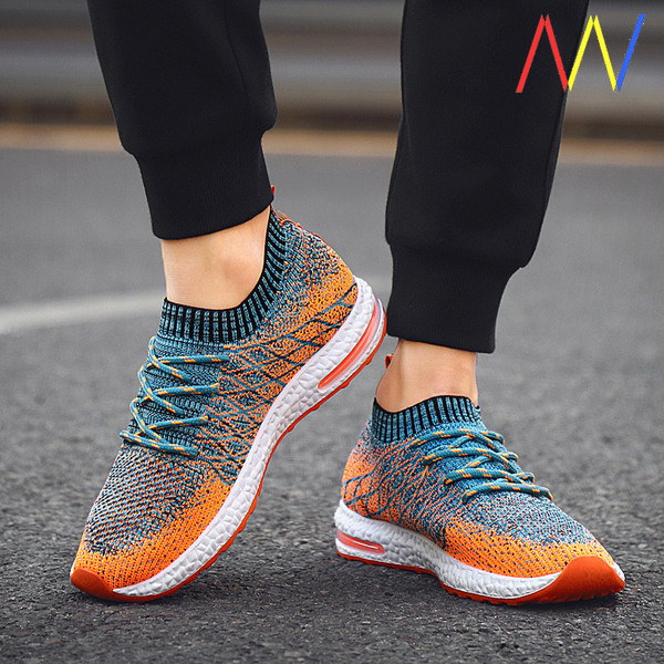 Sokitüüpi tekstiilist tossud paelte ja lameda tallaga