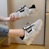 Női tornacipő új modellje felirattal és durva talppal