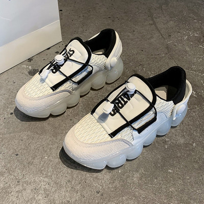 Női tornacipő új modellje felirattal és durva talppal