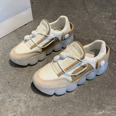 Női tornacipő új modellje felirattal és durva talppal