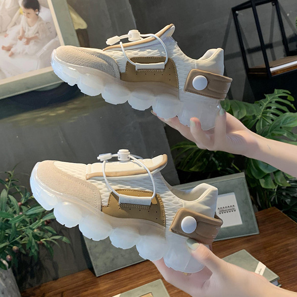 Női tornacipő új modellje felirattal és durva talppal