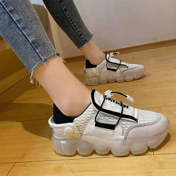 Női tornacipő új modellje felirattal és durva talppal