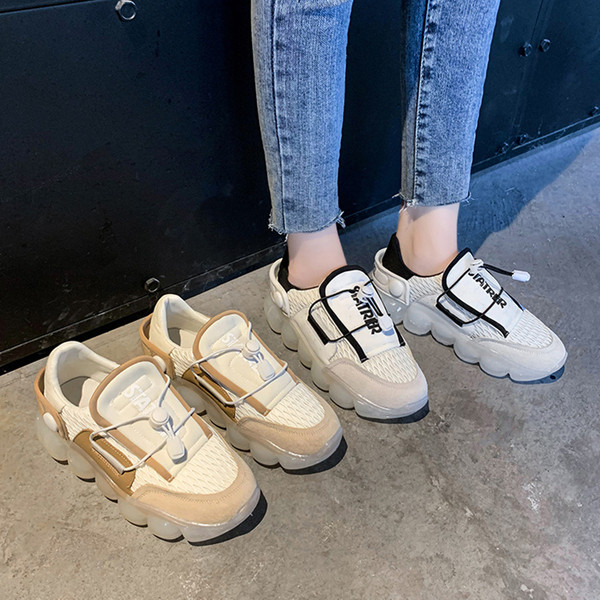 Női tornacipő új modellje felirattal és durva talppal