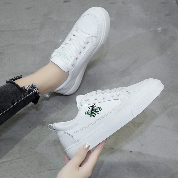 Eko bőrből készült alkalmi női tornacipő, hímzéssel