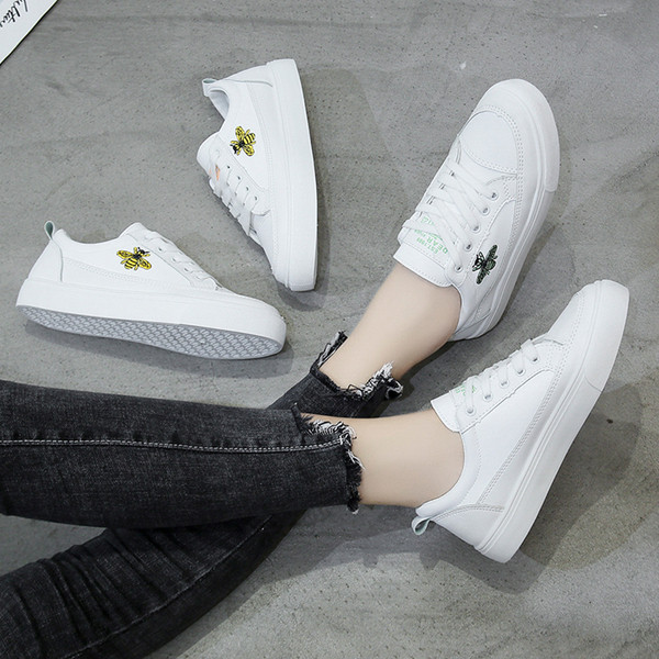 Eko bőrből készült alkalmi női tornacipő, hímzéssel