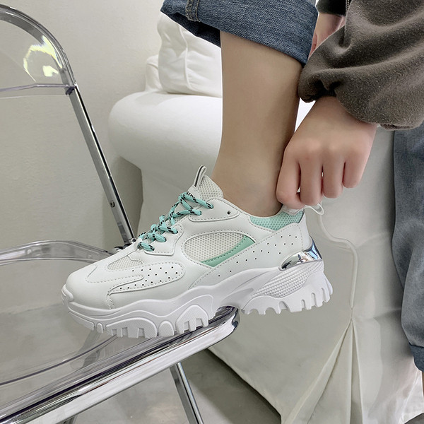 Aktuális női tornacipő eko bőrből, magas talppal