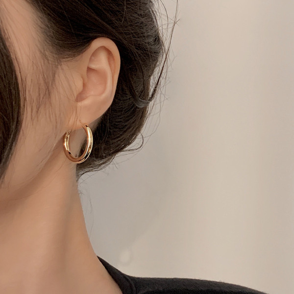 Klasične ženske naušnice tipa prstenje