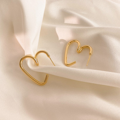 Дамски златисти обеци във формата на сърце