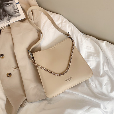 Elegantna ženska torba jednobojni model s metalnim ukrasom