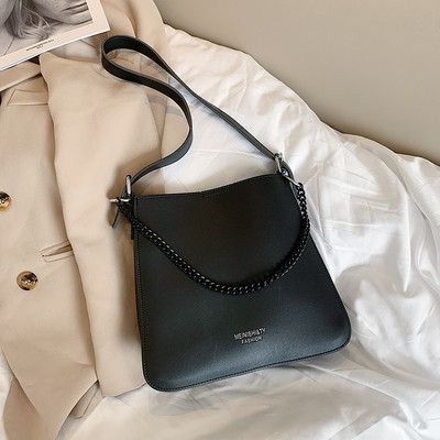 Elegantna ženska torba jednobojni model s metalnim ukrasom