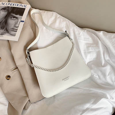 Elegantna ženska torba jednobojni model s metalnim ukrasom