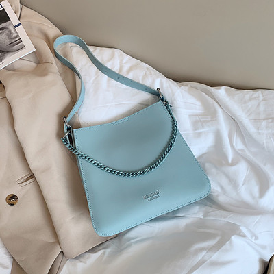 Elegantna ženska torba jednobojni model s metalnim ukrasom