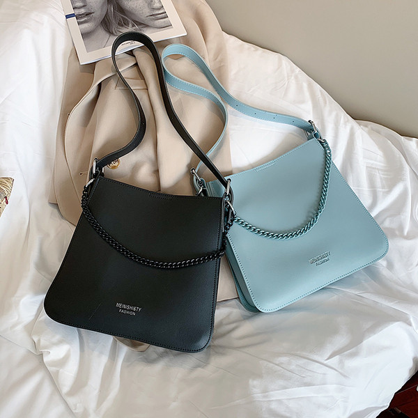 Elegantna ženska torba jednobojni model s metalnim ukrasom