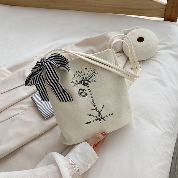 Igapäevane naiste õlakott kirjaga