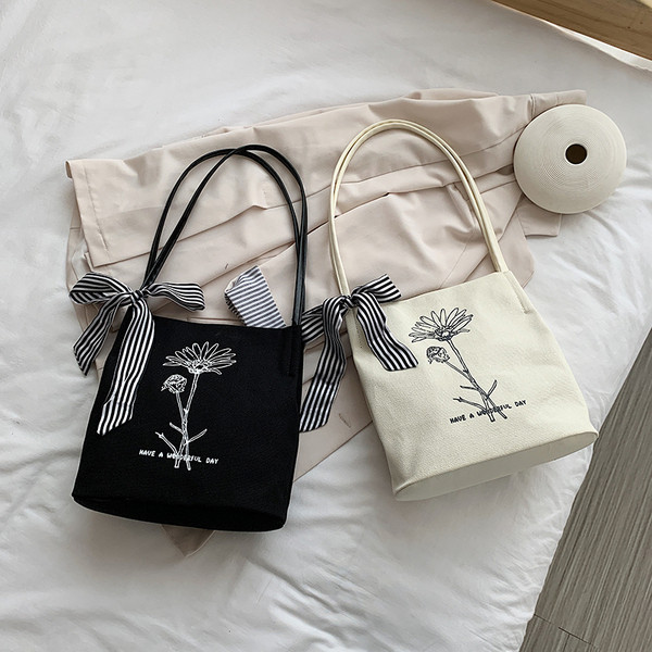 Igapäevane naiste õlakott kirjaga