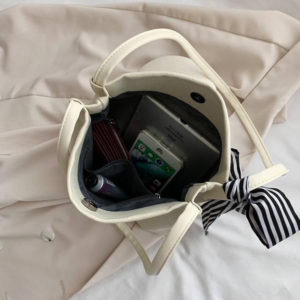 Igapäevane naiste õlakott kirjaga