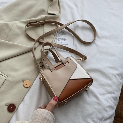 Стилна дамска чанта в квадратна форма с дълга дръжка