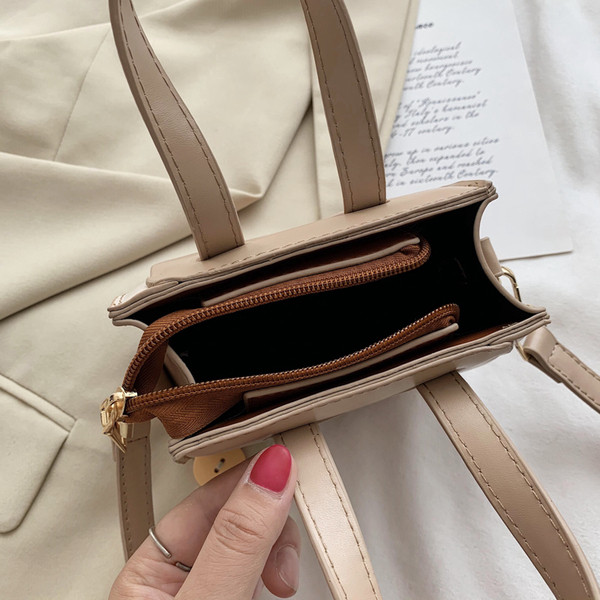 Стилна дамска чанта в квадратна форма с дълга дръжка