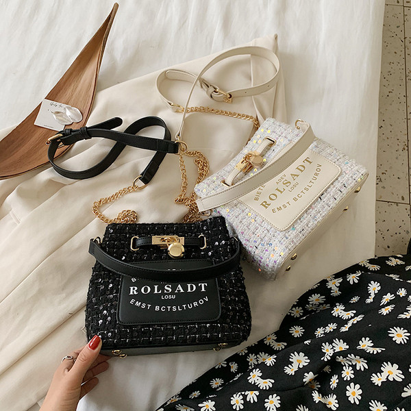 Moderna ženska torba sa natpisom i metalnim elementom